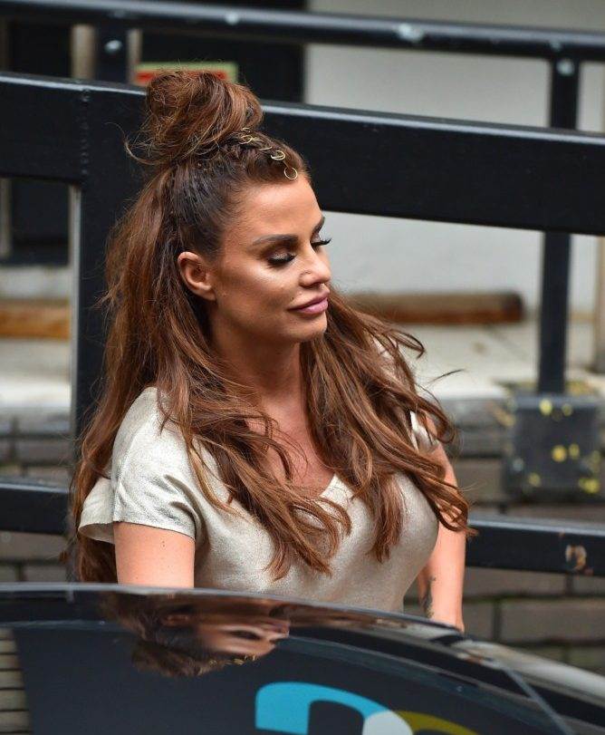 Lice Katie Price se raspada zbog operacija
