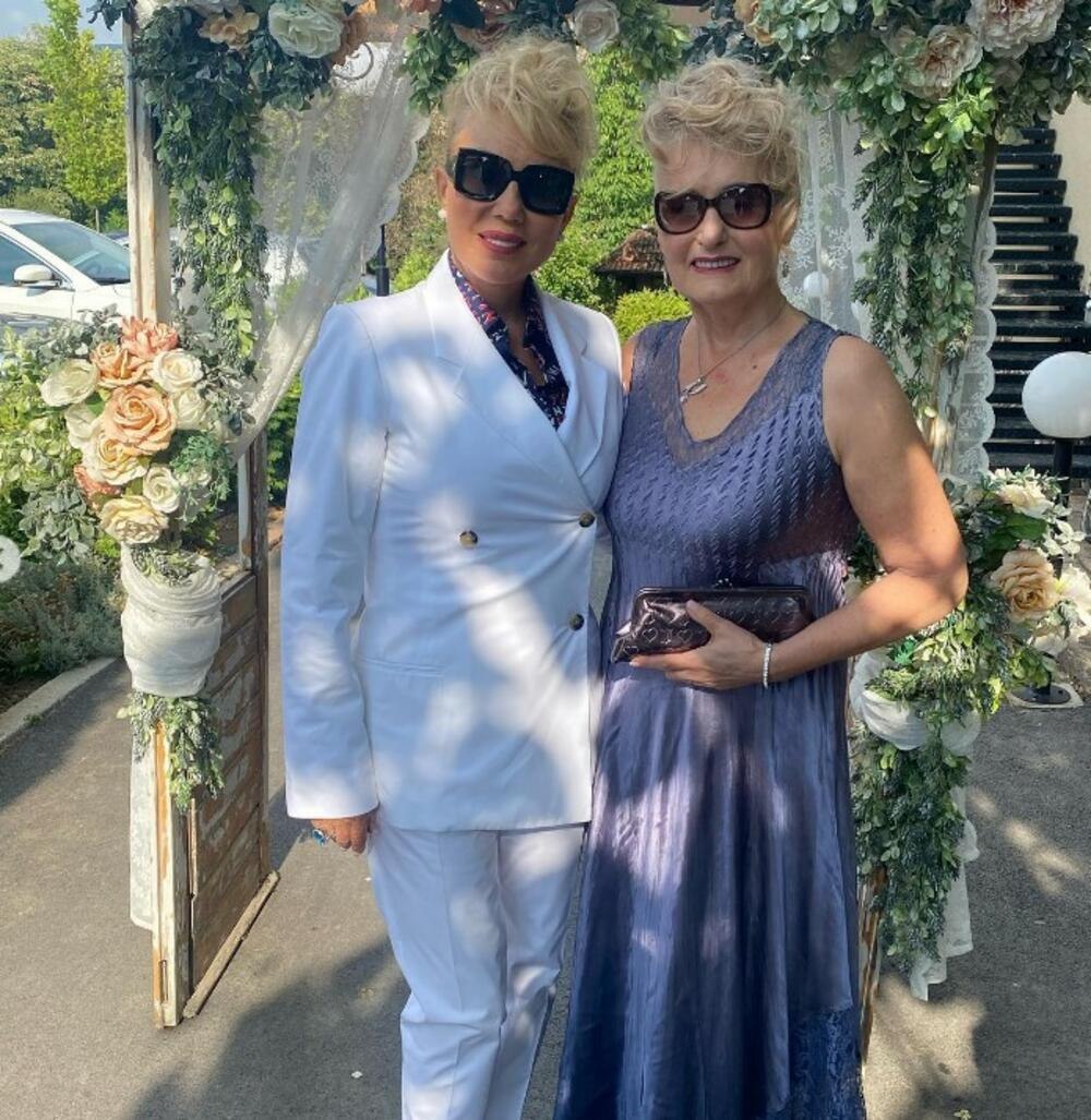 Lepa Brena i Fara Stojanović poziraju