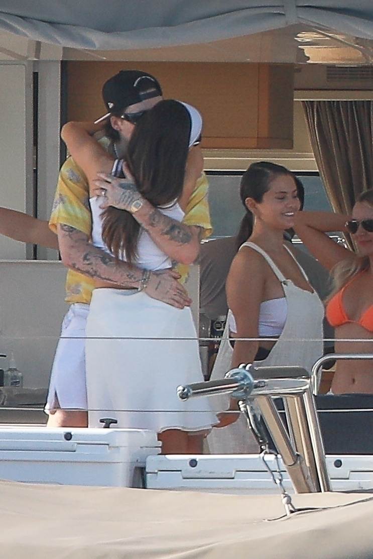 Brooklyn Beckham, Nicola Beckham i Selena Gomez.jpeg