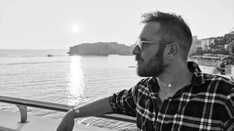 Ivan Pazanin fotografirao se s obitelji