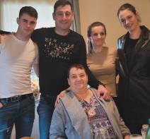 Vanja Stanojević s obitelji.jpg