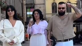 Buba Corelli s djevojkama