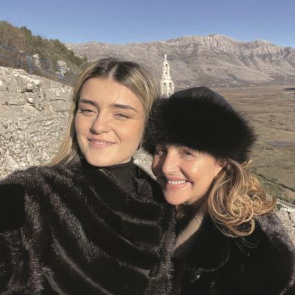 Ana Bekuta s unukom