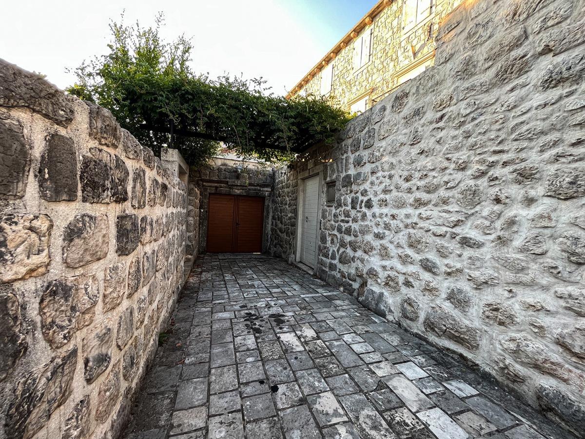 Vila Gorana Bregovića u Perastu