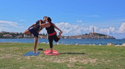 yoga i poljupci.jpg