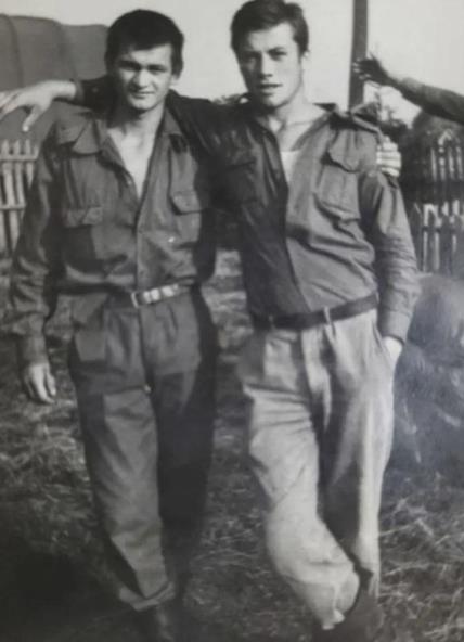 Halid Bešlić u vojsci.jpg