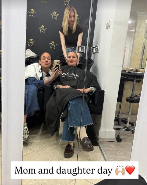 Marija Mikić s majkom.jpg