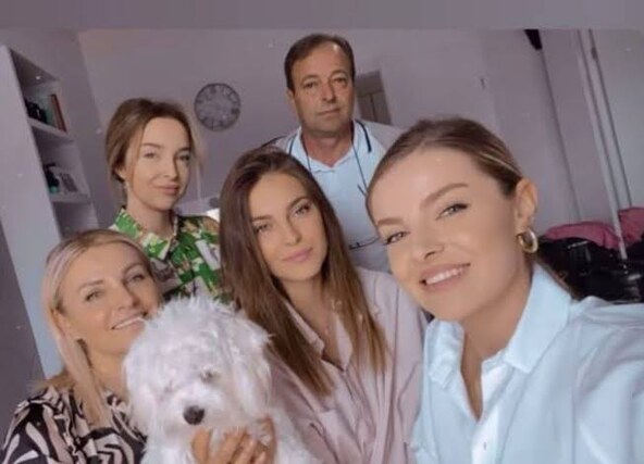 Džejla Ramović s roditeljima.jpg