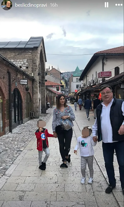 Halid Bešlić s unucima.jpg