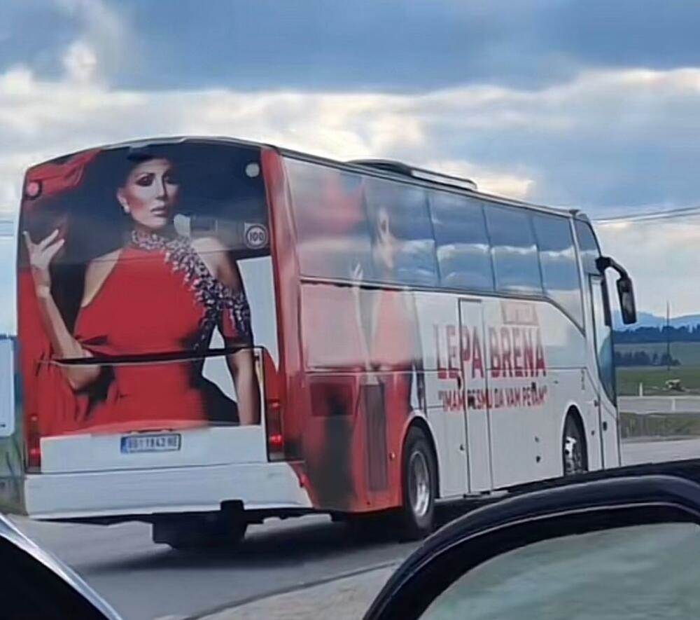 Autobus s likom Lepe Brene