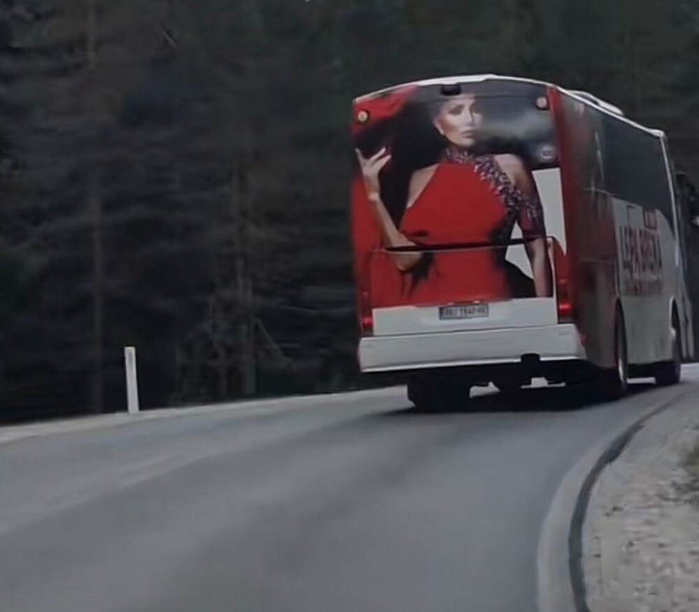 Autobus s likom Lepe Brene
