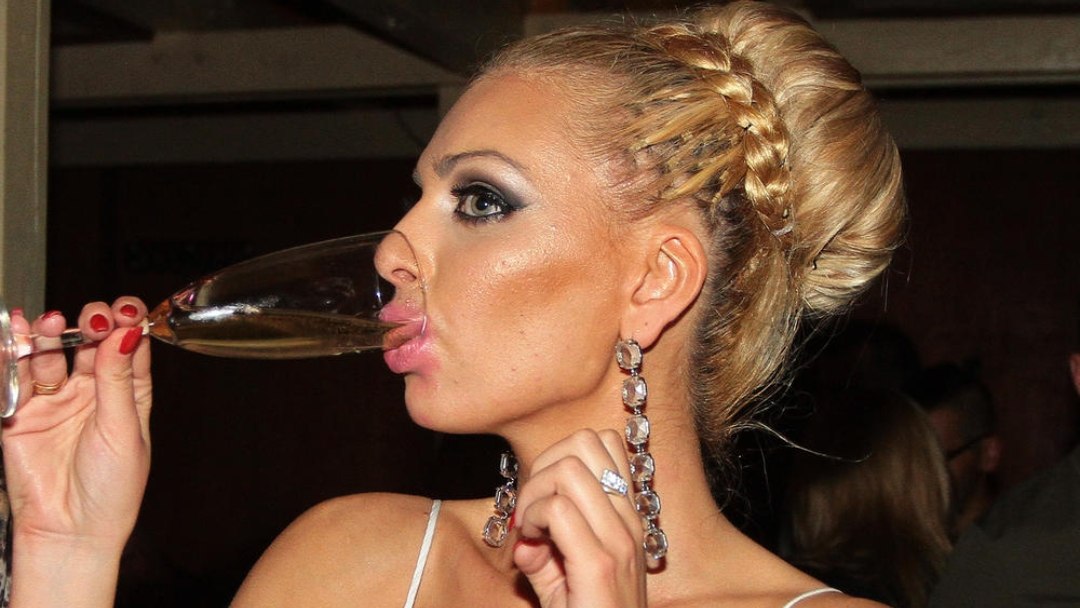 Ava Karabatić rođena je 1988. godine