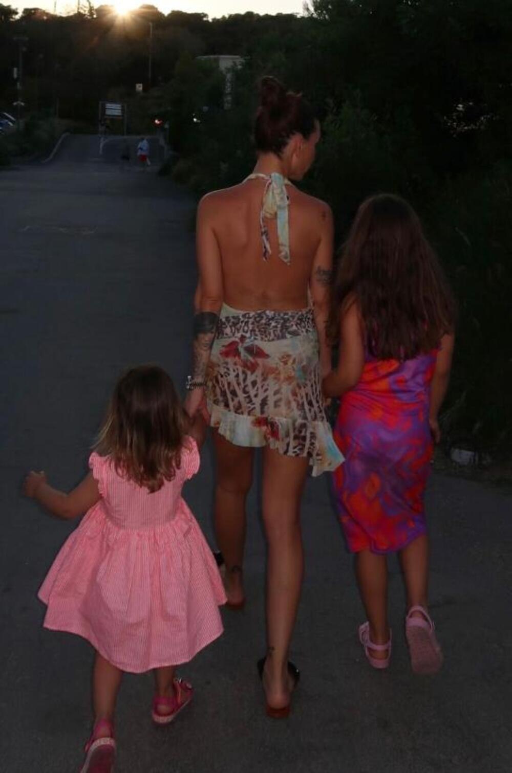 Nikolija Jovanović s kćerima