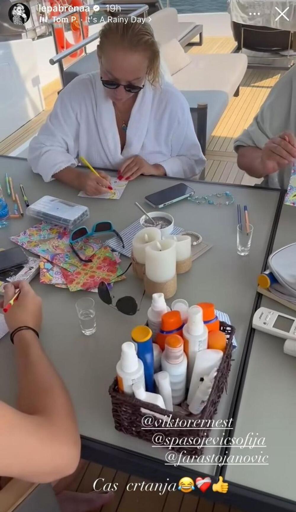 Lepa Brena na jahti sa sinom i snahom