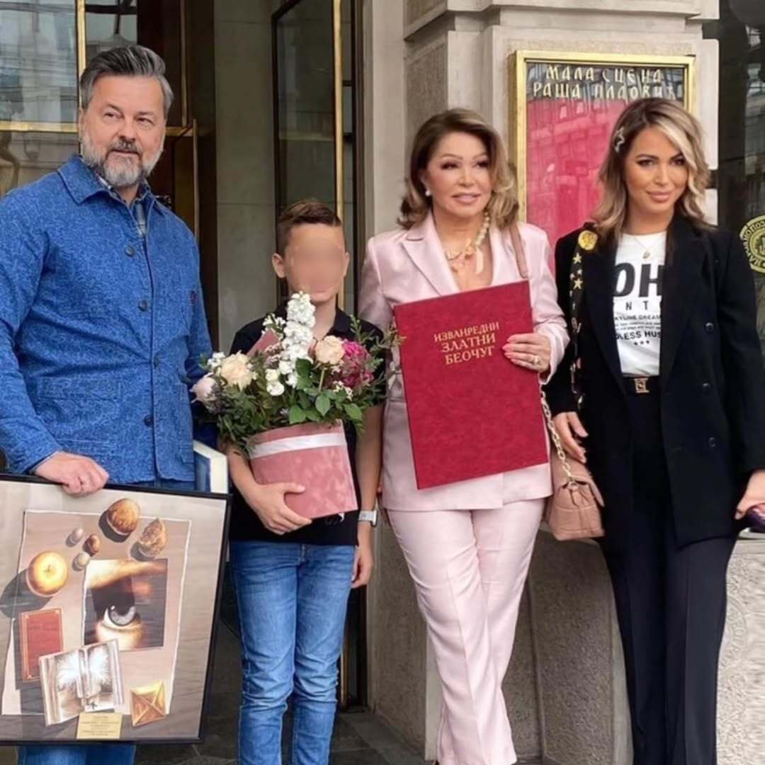 Neda Ukraden s obitelj