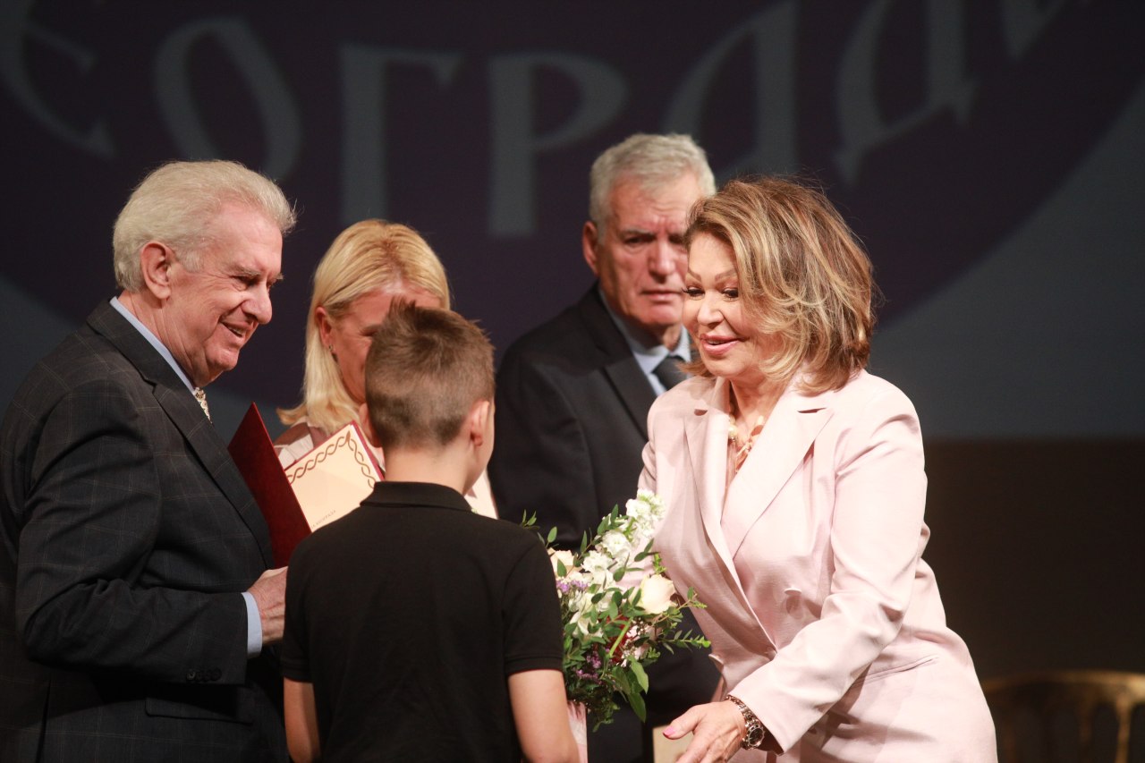 Neda Ukraden s unukom