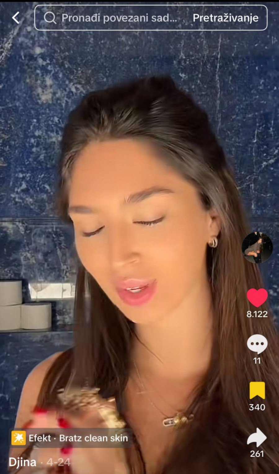 Đina Džinović u kupaonici.jpg