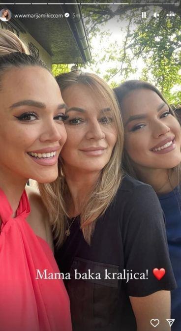 Marija Mikić s majkom i sestrom