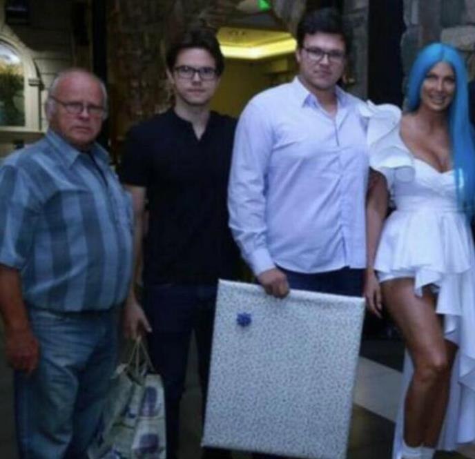 Jelena Karleuša s ocem i braćom.jpg