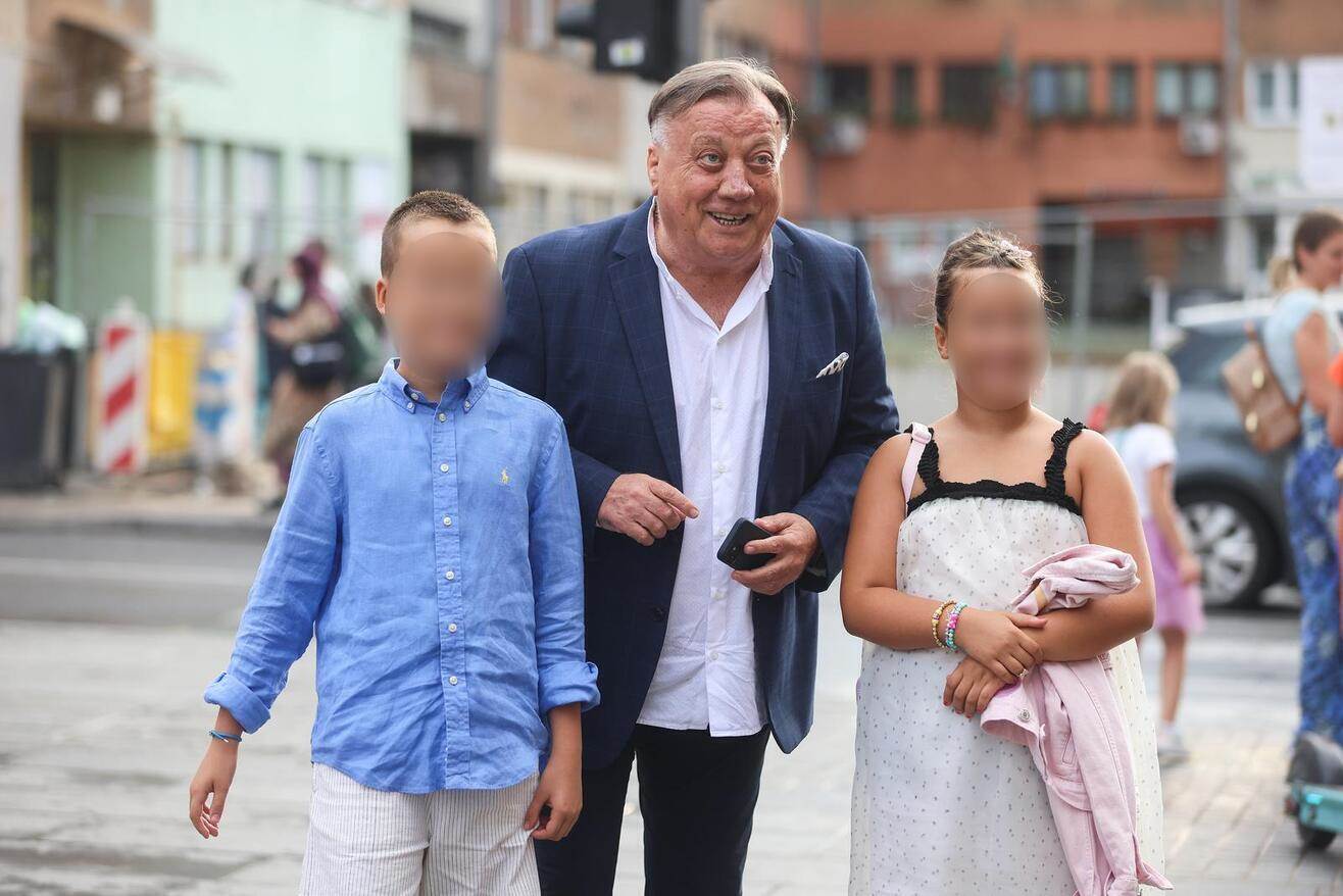 Halid Bešlić s unucima