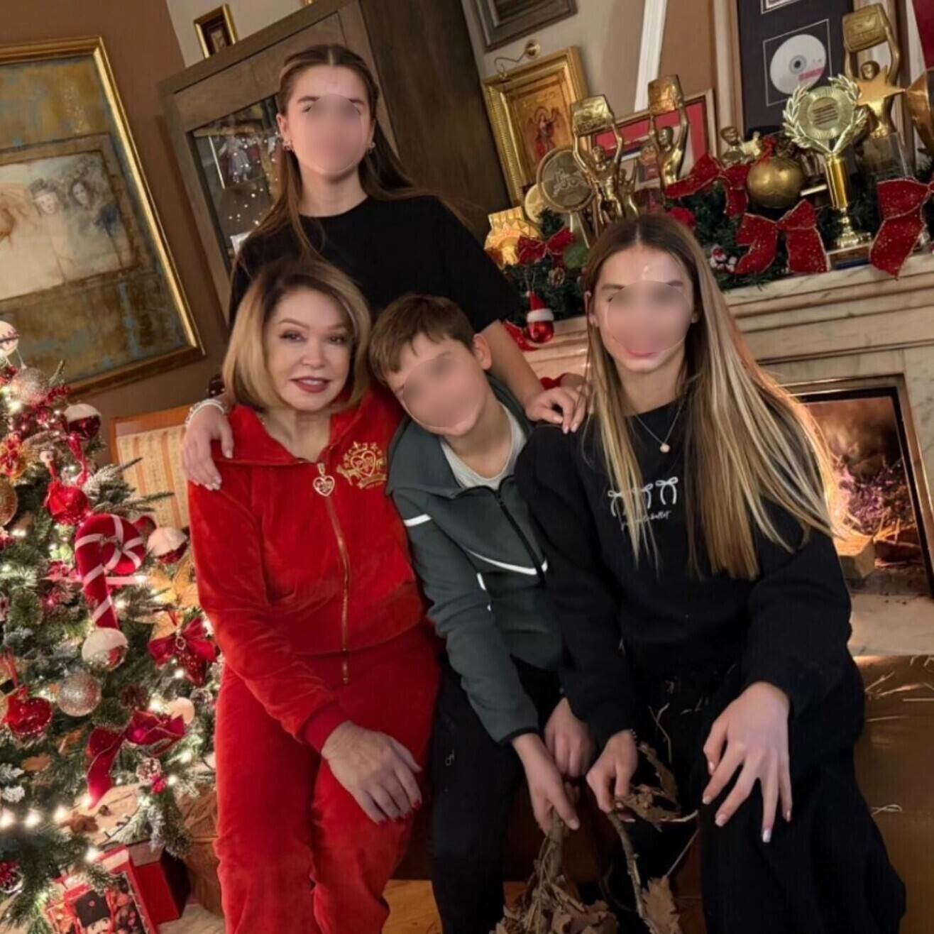 Neda Ukraden s unucima