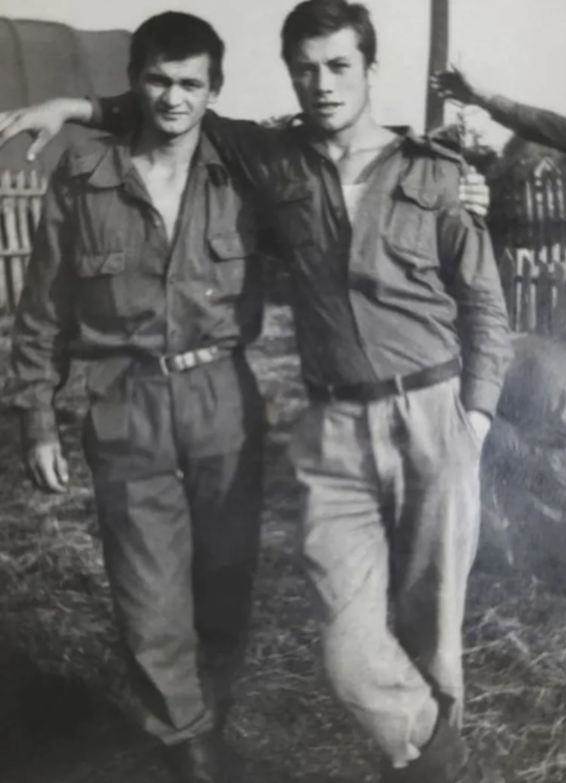 Halid Bešlić u vojsci.jpg