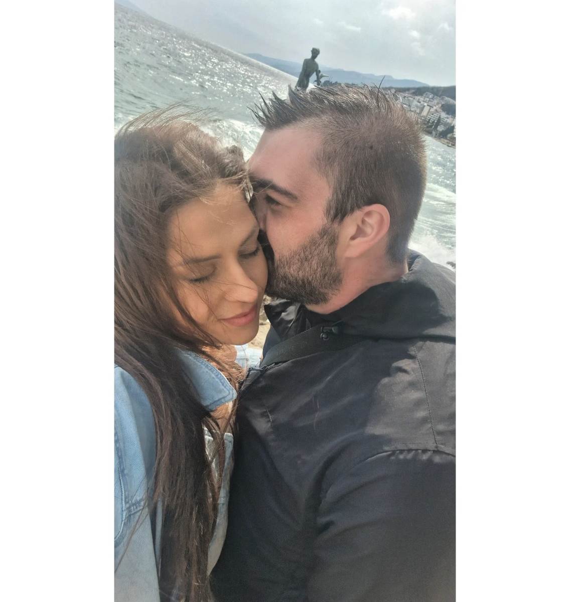 Samanta Poplašen s dečkom.jpg