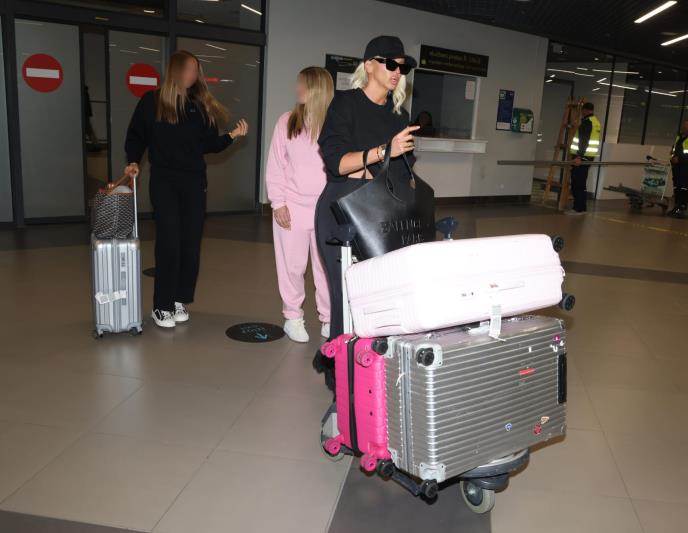 Jelena Karleuša s kćerima.jpg