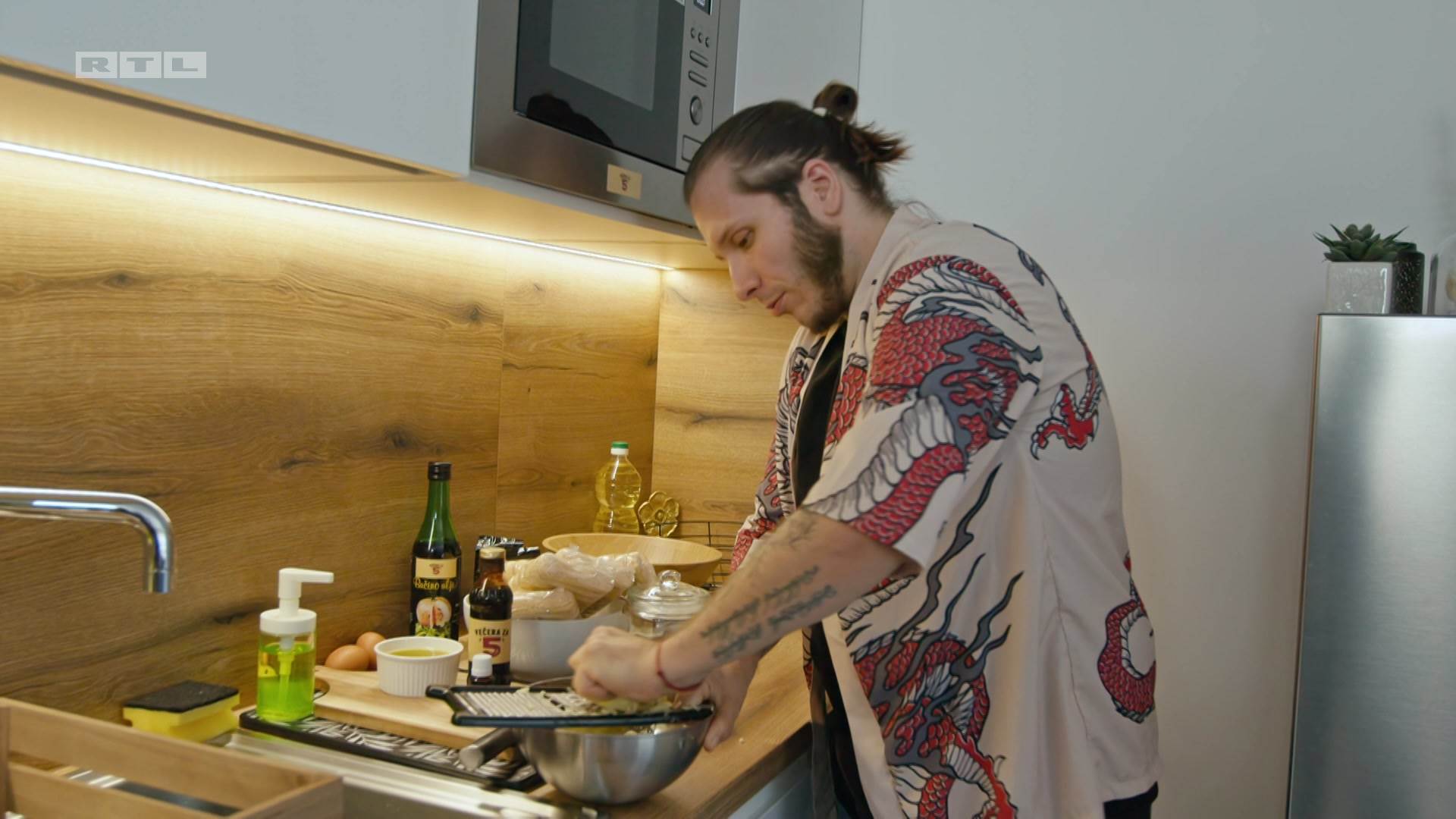 Mahir priprema večeru