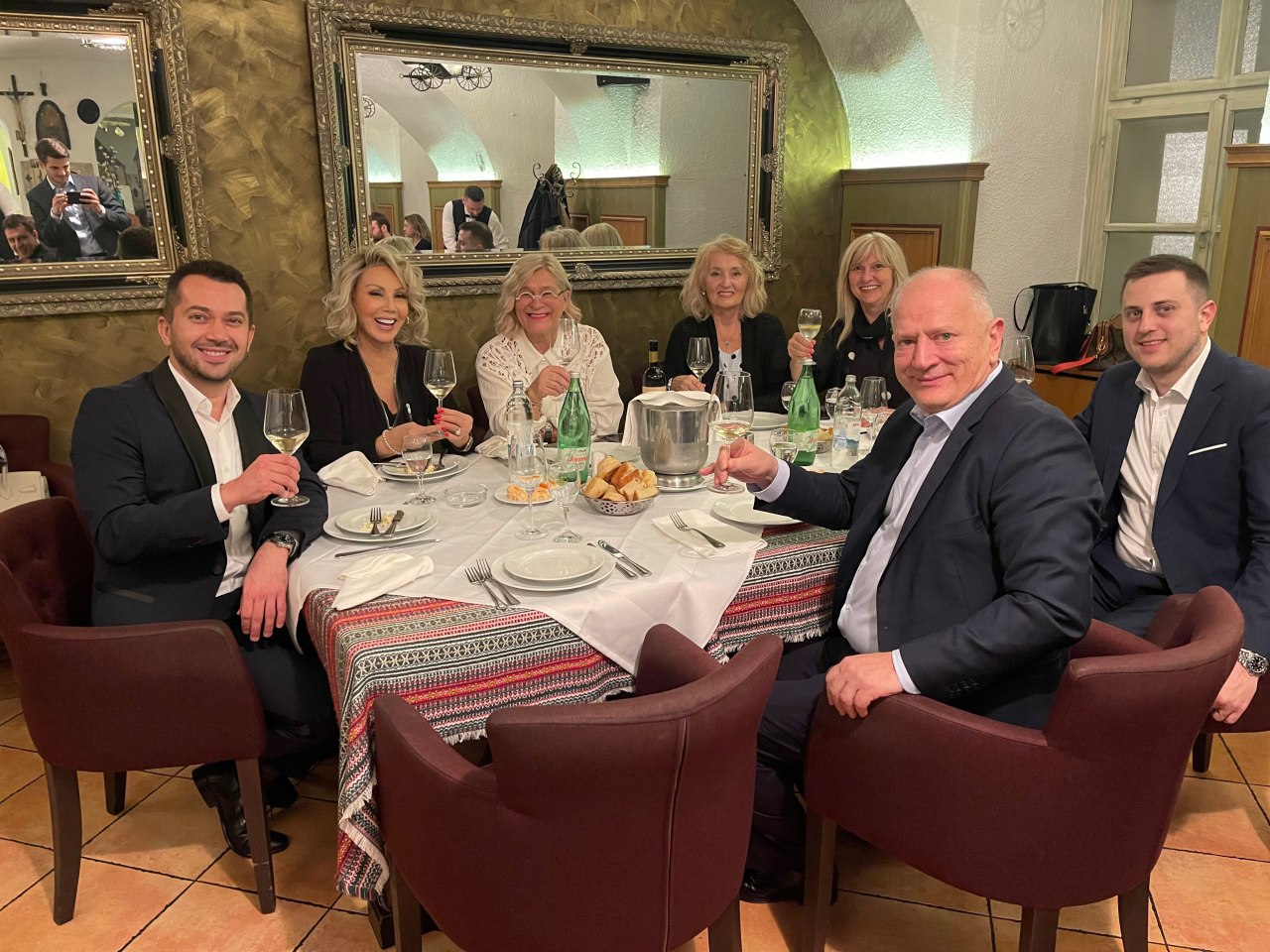 Lepa Brena na večeri s prijateljima