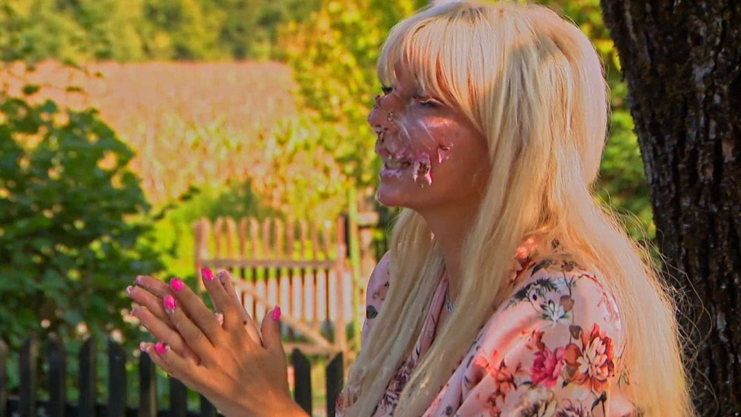 Paulina s tortom na licu