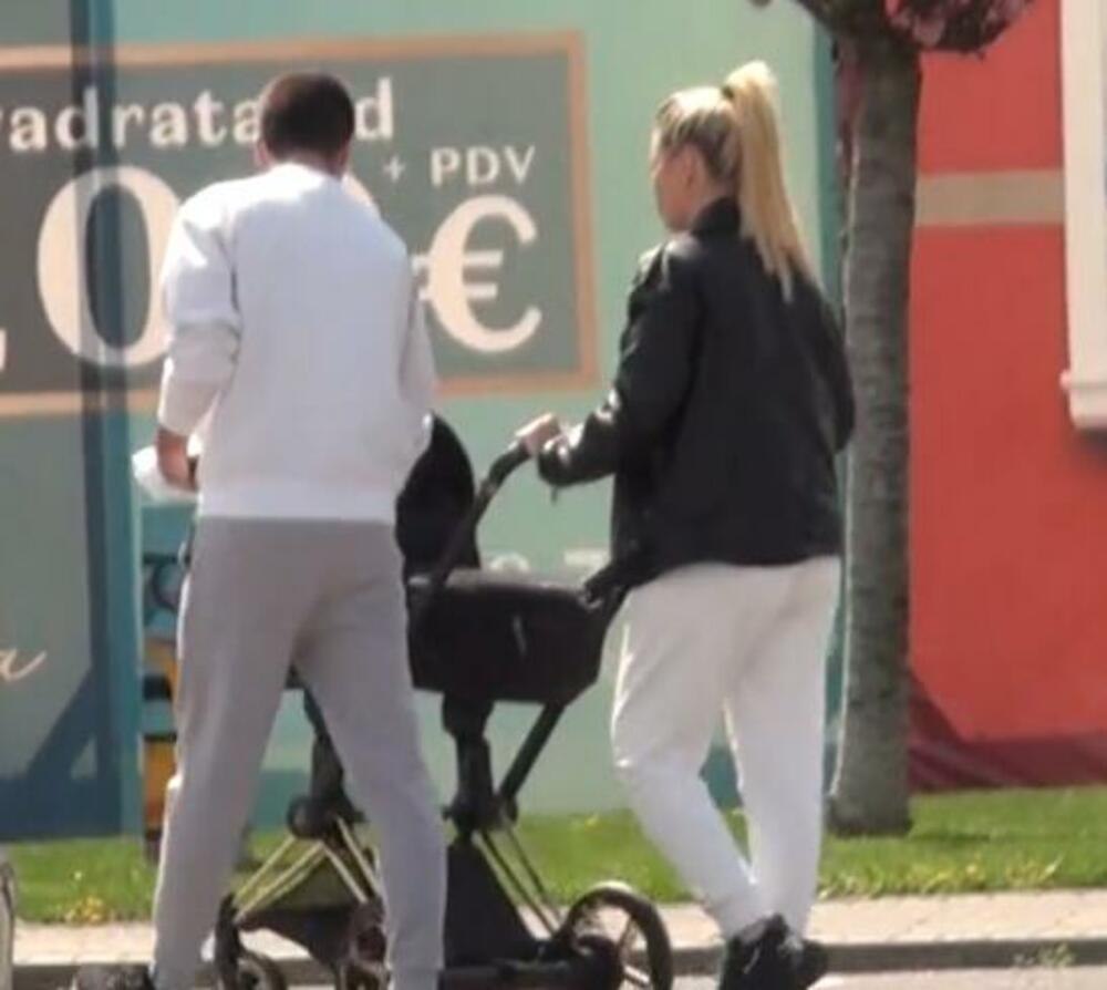 Saška i Đorđe Đoković sa sinom u šetnji