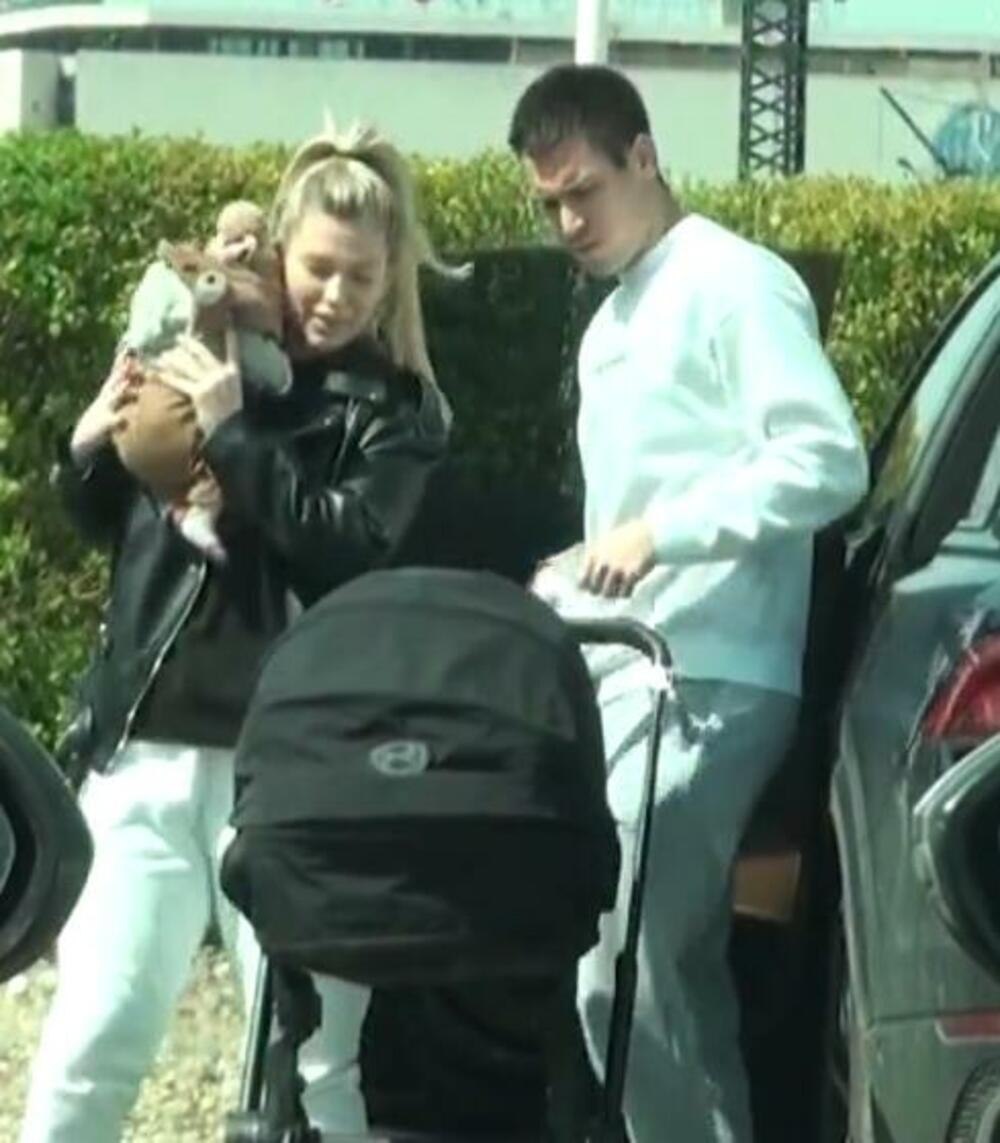 Saška i Đorđe Đoković sa sinom u šetnji