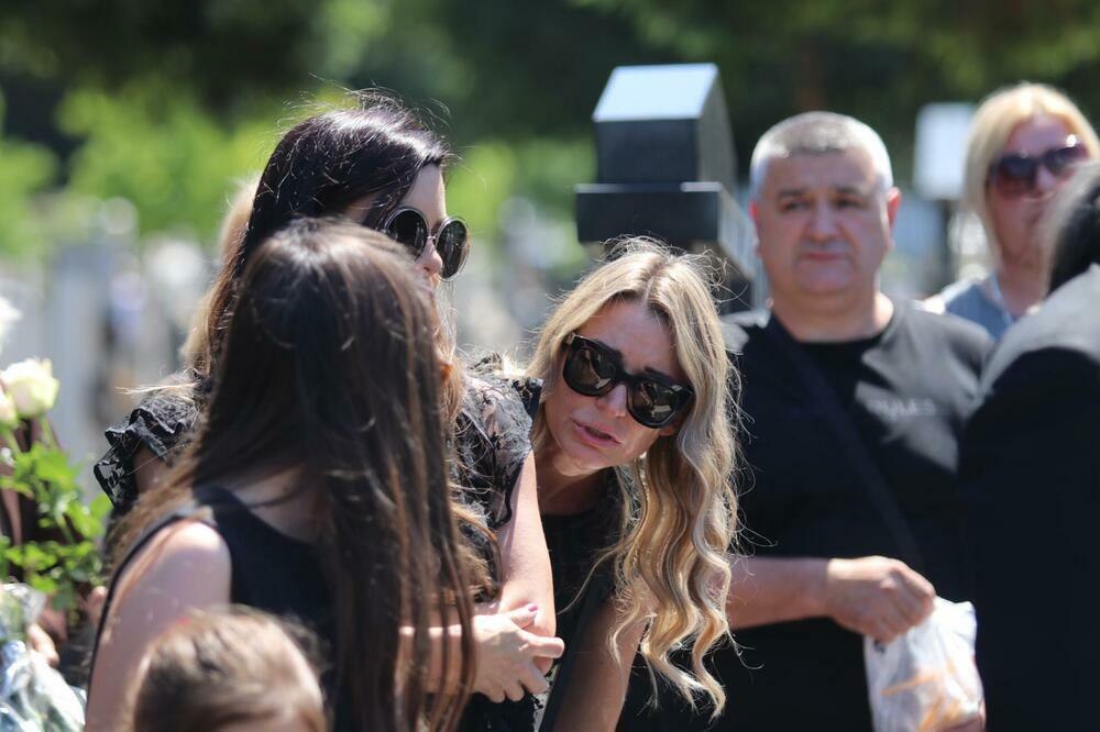 Prva supruga Vidoja Ristovića na njegovom sprovodu