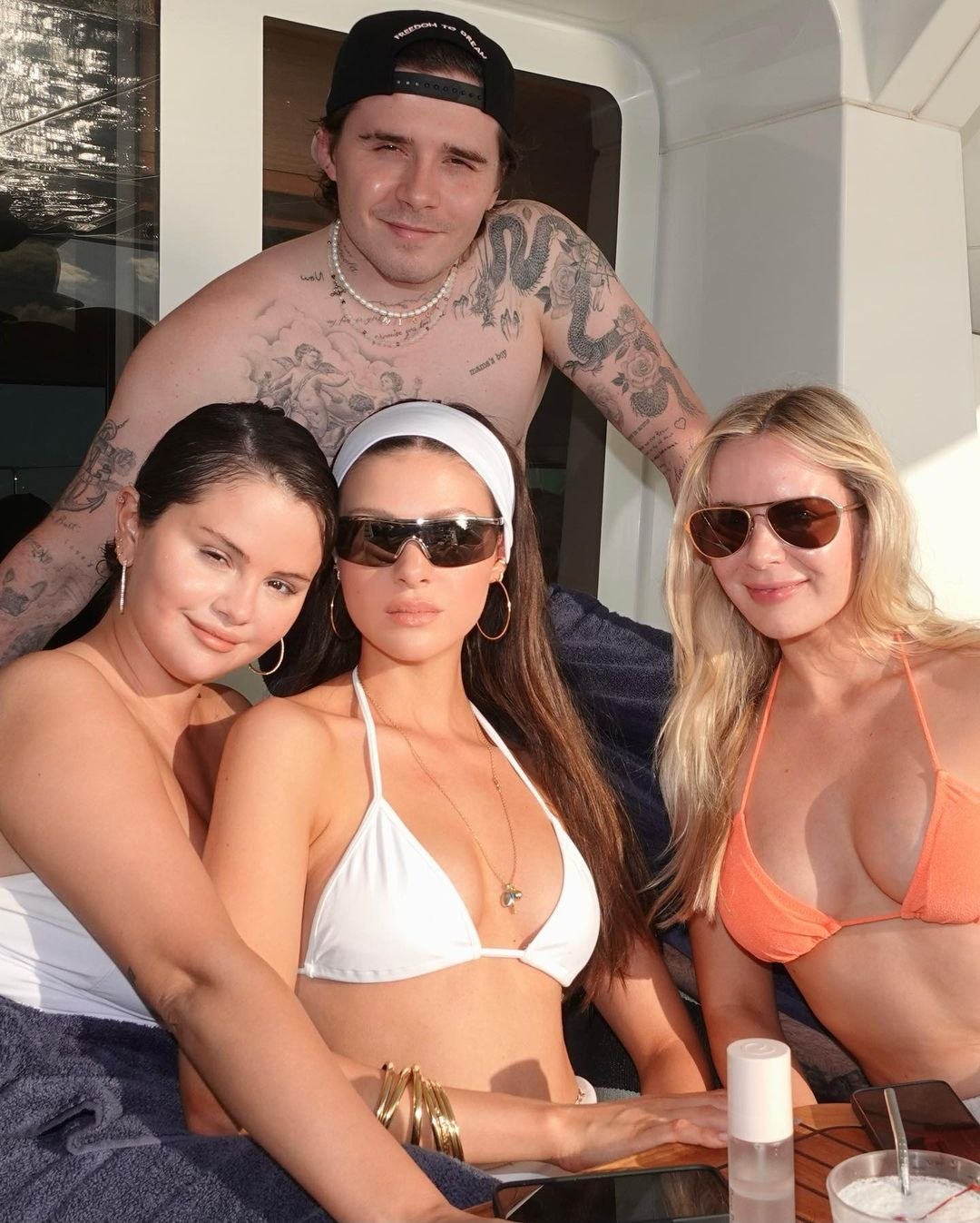 Brooklyn Beckham, Nicola Beckham i Selena Gomez.jpeg