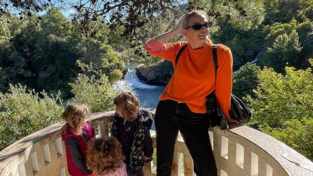 Nevena Rendeli Vejzović s kćerima