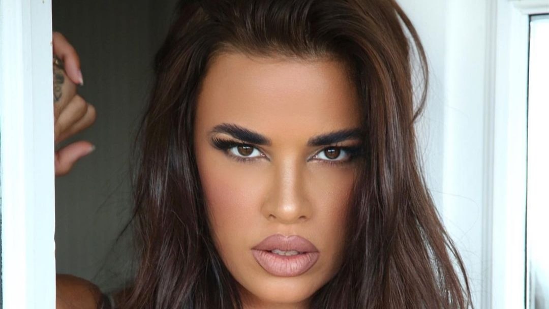 Ivana Knoll pozira na terasi