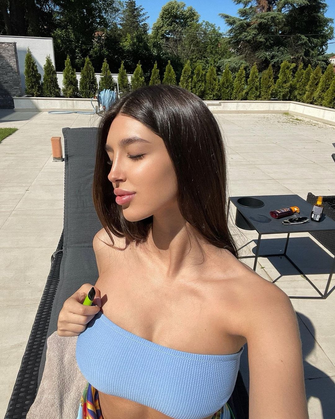 Đina Džinović zamišljena