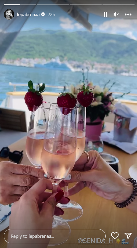 Lepa Brena i Senidah na jahti