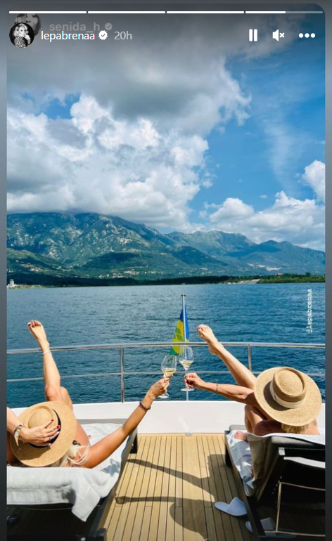 Lepa Brena i Senidah na jahti