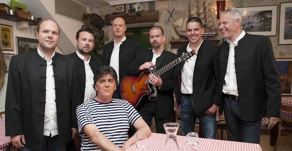 Klapa Rišpet I Ivo Amulić u konobi