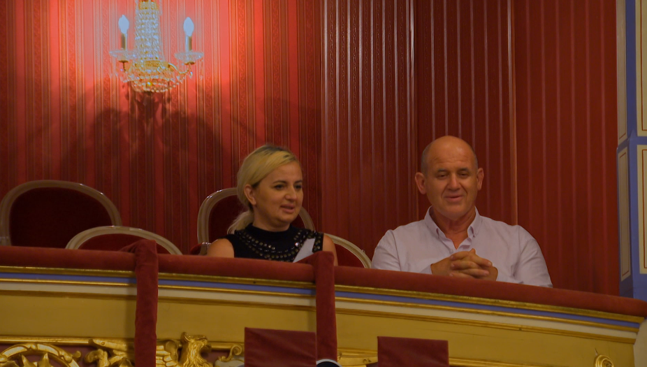 Ljubav je na selu - Irena i Rade u kazalistu.PNG