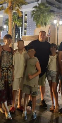 Dino Bešlić sa suprugom i djecom
