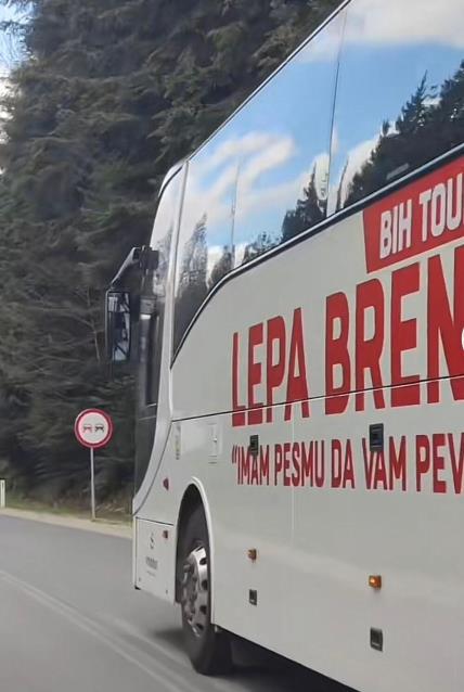Autobus s likom Lepe Brene