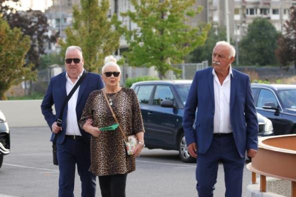 Dejan Matić s roditeljima.jpg