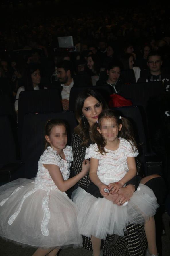 Kristina Ćetković s kćerima.jpg