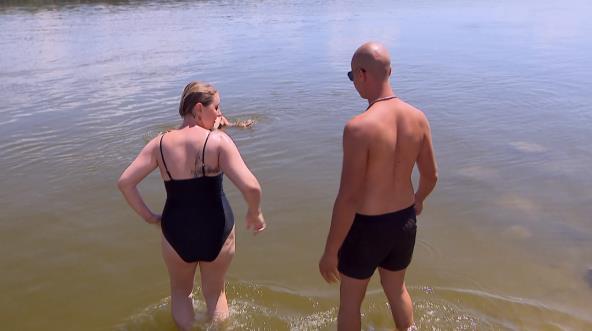 Dejan odbija Miljaninu ruku.jpg