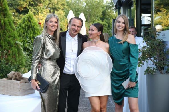 Nina Badrić i Enis Bešlagić s obitelji.jpg