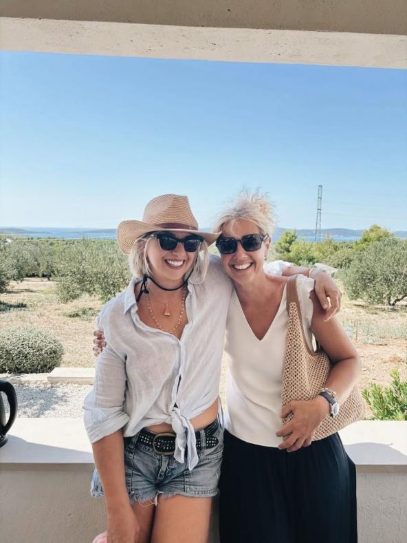 Danijela Dvornik sa sestrom Anom.jpg