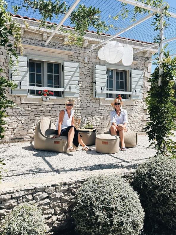 Danijela Dvornik sa sestrom Anom.jpg